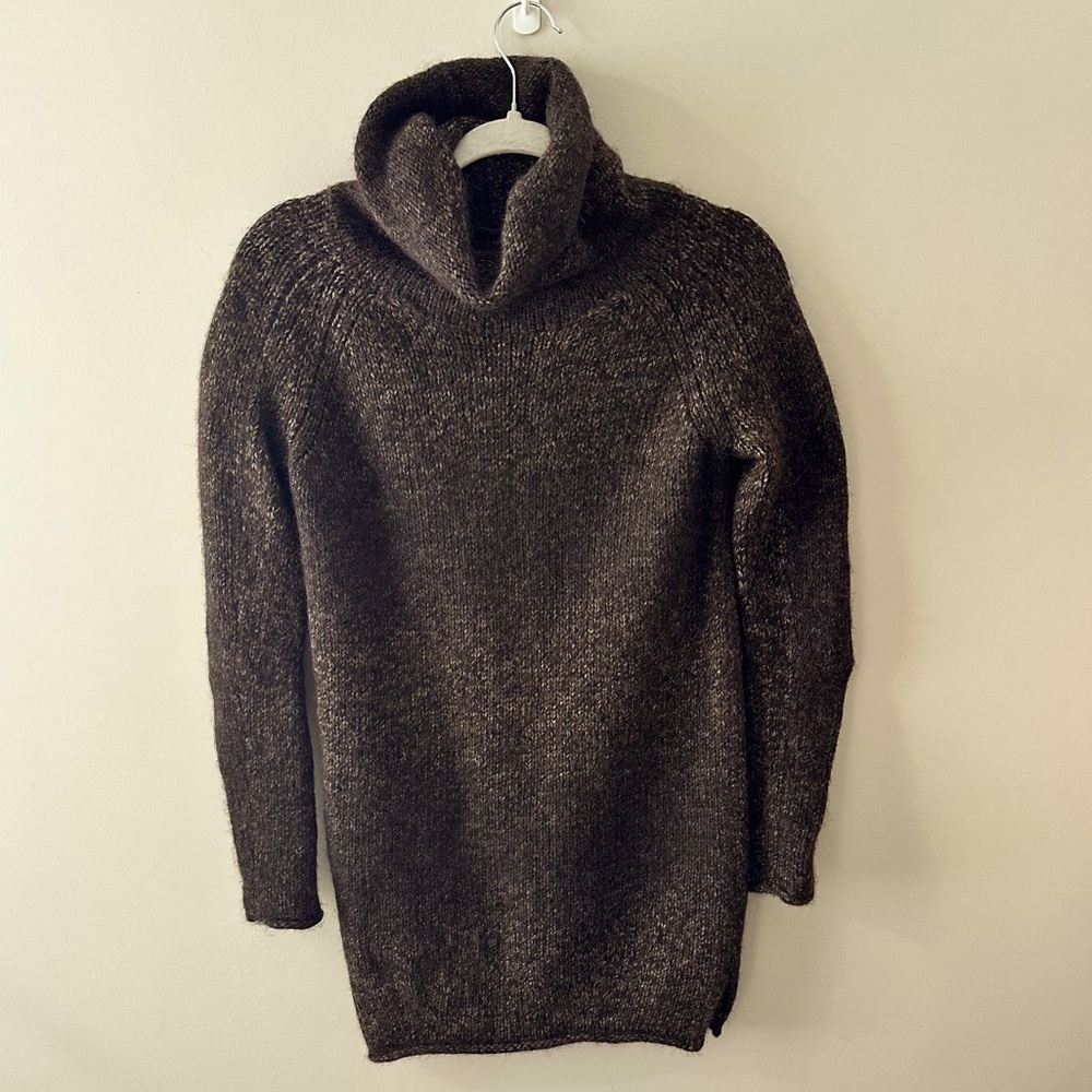 🌟 **Wilfred Silk and Cashmere Turtle Neck Sweater for Sale!** 🌟